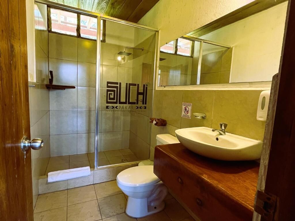 Een douche, een haardroger, handdoeken, zeep