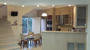 Fridge, microwave, oven, stovetop - ILIAS VILLA IN CHANIA (Perivolia)