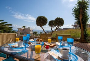 Outdoor dining - Villa Elina Luxury Residence (Stalos)