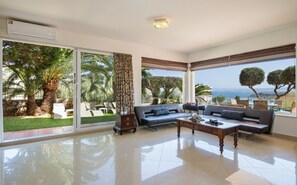 TV - Villa Elina Luxury Residence (Stalos)