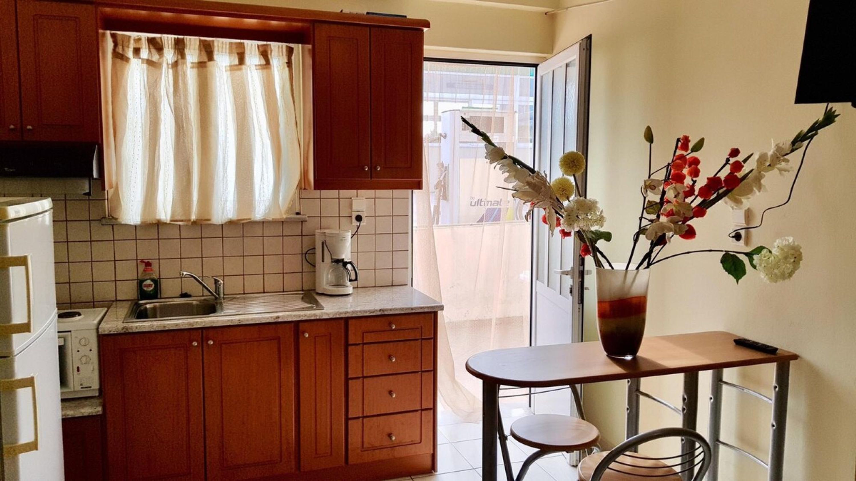Coffee/tea maker, fridge, microwave, oven