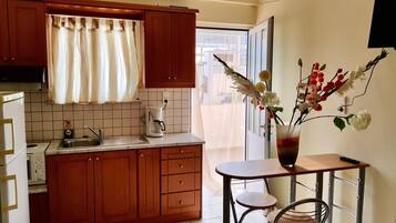 Coffee/tea maker, fridge, microwave, oven