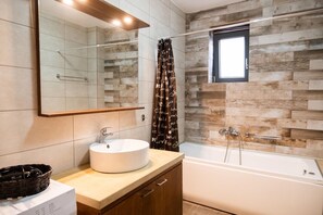 Shower, hair dryer, towels - Traditional Villa in fres (Fres)