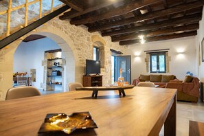 Dining - Traditional Villa in fres (Fres)