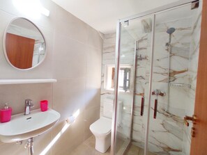 Een douche, een haardroger, handdoeken