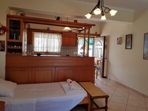2 bedrooms, iron/ironing board, travel cot, free WiFi - Eftihia's Traditional House (Loulos)