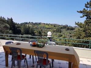 Outdoor dining - Eftihia's Traditional House (Loulos)