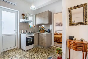 Fridge, microwave, oven, stovetop - Katerina's Apartment in Chania Center (Chania)