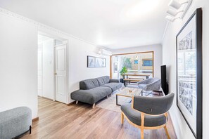 TV - Providencia Lounge - 2D, Wifi & Parking (Providencia)