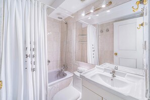 Shower - Providencia Lounge - 2D, Wifi & Parking (Providencia)