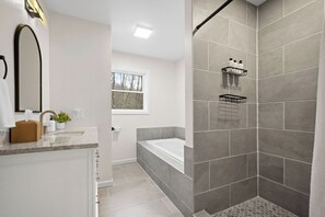 Sèche-cheveux, bidet, serviettes fournies, savon