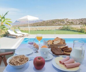 Outdoor dining - Villa Erato – Agios  Onoufrios (Kounoupidiana)