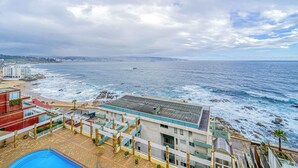 A hotel with a pool, a view of the ocean, and a beach. - Rincón Almar 2D, Wifi & Estacionamiento (Viña del Mar)