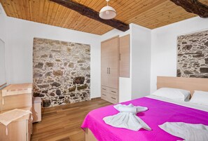 2 bedrooms, iron/ironing board, free WiFi, bed sheets