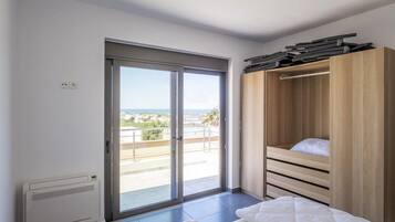 2 bedrooms, iron/ironing board, travel cot, free WiFi