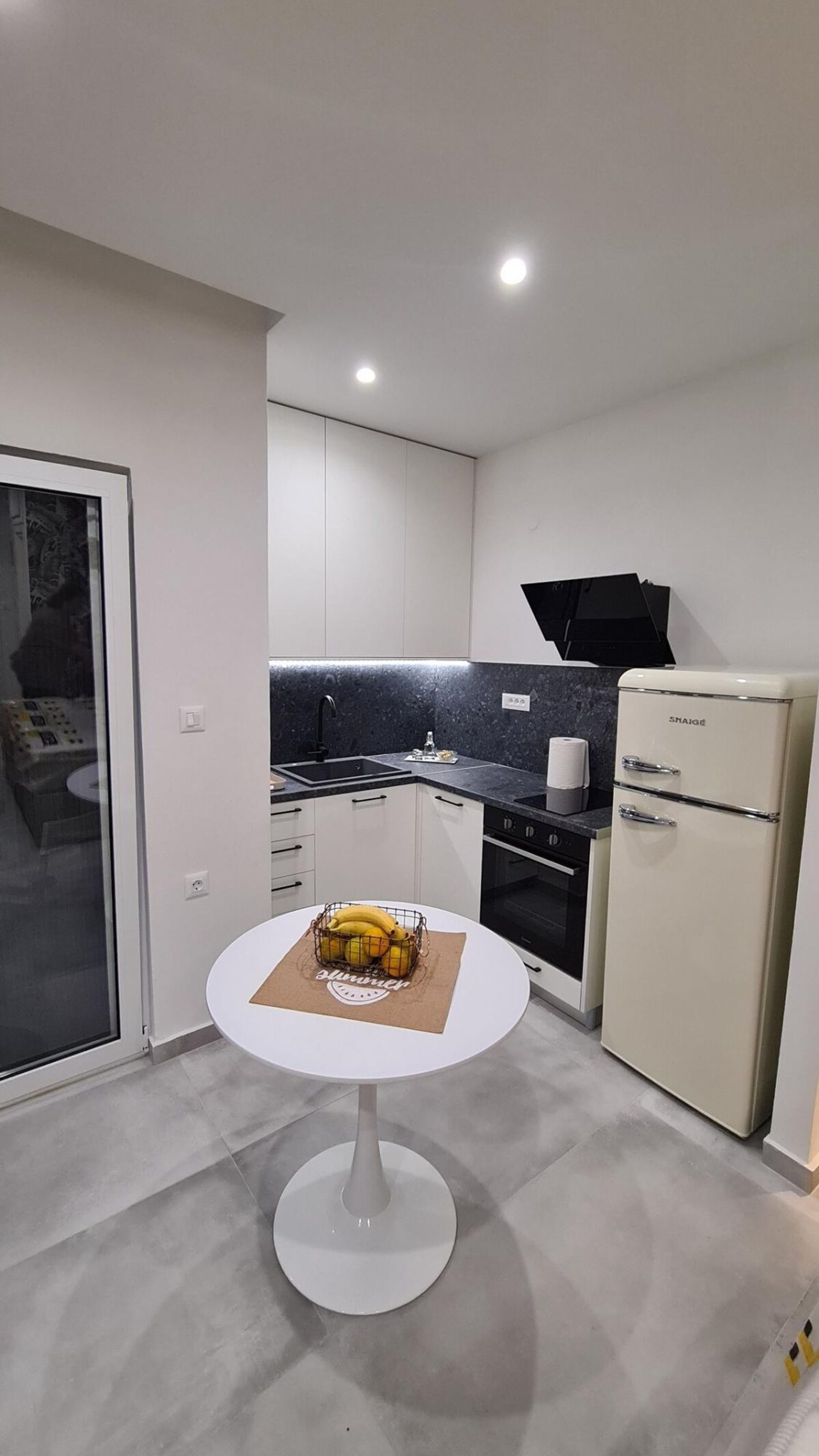 Coffee/tea maker, fridge, oven, stovetop
