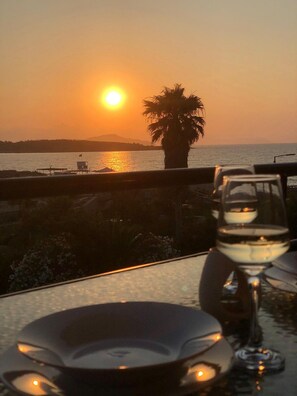 Outdoor dining - Sun & Beach Apartment in Chania 15 (Chania)