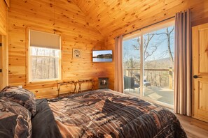 3 bedrooms, iron/ironing board, WiFi, bed sheets - New Luxury Cabin, 2 Master Bedroom-1 ADA Compliant (Berkeley Springs)