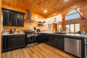 Fridge, microwave, oven, stovetop - New Luxury Cabin, 2 Master Bedroom-1 ADA Compliant (Berkeley Springs)