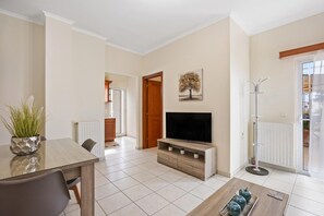 Dining - Sofie's Garden View Apartment (Daratsos)