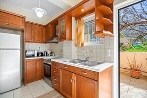 Fridge, microwave, oven, stovetop - Sofie's Garden View Apartment (Daratsos)
