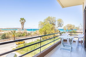 Outdoor dining - Sun & Beach Apartments in Chania 11 (Chania)