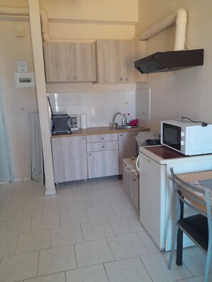 Coffee/tea maker, fridge, microwave, oven - Sun & Beach Apartments in Chania 9 (Chania)
