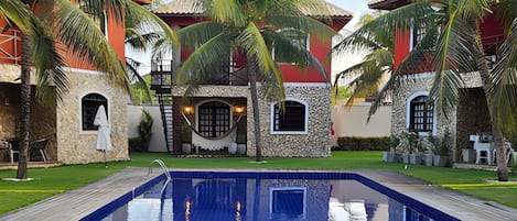 2 piscines extérieures