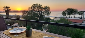 Outdoor dining - Sun & Beach Apartments in Chania 13 (Chania)