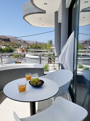 Outdoor dining - Phaedra's Studio Mountain View (Kolymvari)