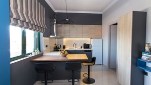 Une cuisine moderne dotée d’un îlot central, de tabourets de bar, d’un four à micro-ondes et d’un évier.