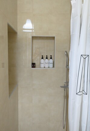 Dusche, Haartrockner, Handtücher