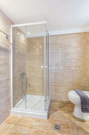 Een douche, een haardroger, handdoeken