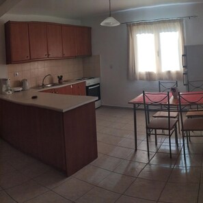 Fridge, oven, stovetop, coffee/tea maker - Evdokia's Samos Home (Koumeika)