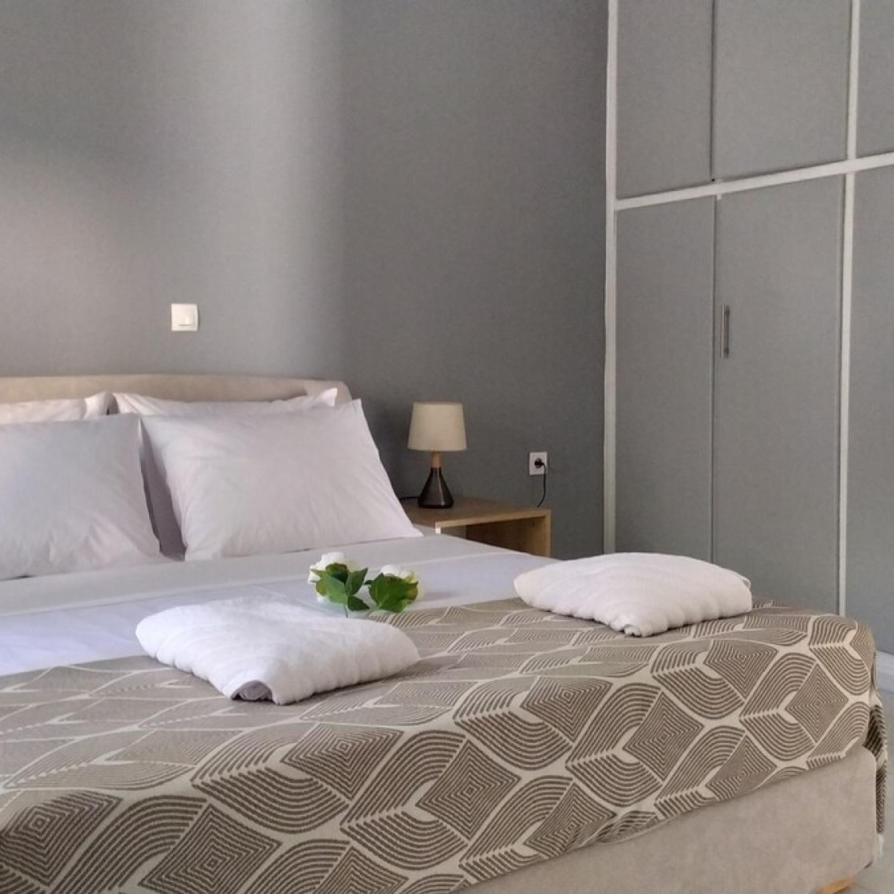 3 bedrooms, desk, iron/ironing board, WiFi (free)
