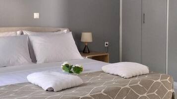 3 bedrooms, desk, iron/ironing board, WiFi (free)