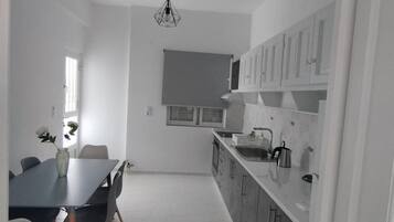 Coffee/tea maker, fridge, oven, stovetop