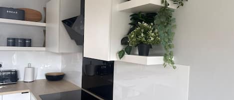 冷蔵庫、電子レンジ、オーブン、コンロ