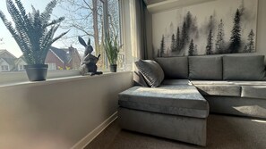 TV - Central Horsham Flat | Free Parking (Horsham)