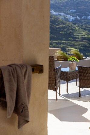 Outdoor dining - The Aether Element Of Gaea (Loutra)