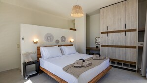 Ein modernes Schlafzimmer mit einem Holzbett, Nachttischen, Wandleuchten und einem Kleiderschrank.