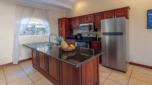 Private kitchen - Spacious 3BR house w/ Private Pool & Terrace (Bejuco)