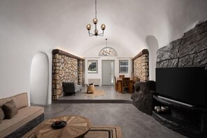 TV, fireplace - Black occhio villa Santorini (Karterádos)