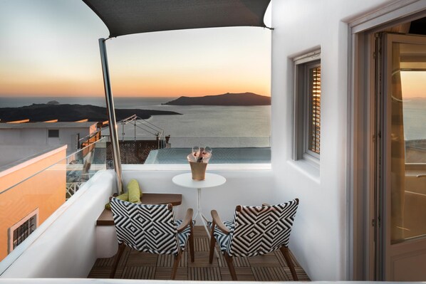 Outdoor dining - Emfasis Luxury Villa (Fira)