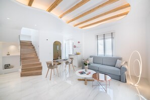 TV, fireplace, books - Emfasis Luxury Villa (Fira)