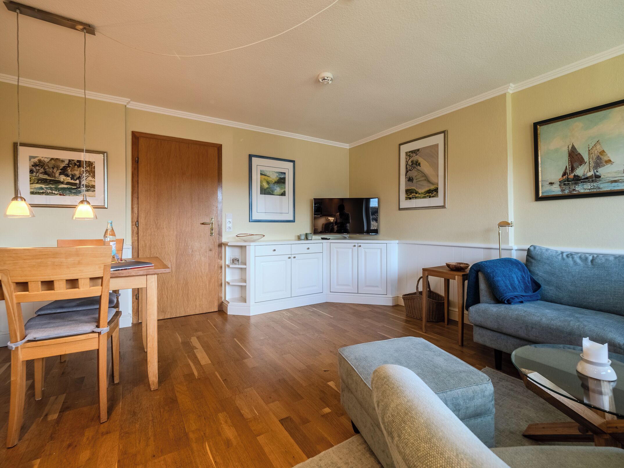 Tv, dvd-spelare och böcker