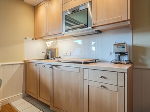 Kühlschrank, Mikrowelle, Herdplatte, Geschirrspüler