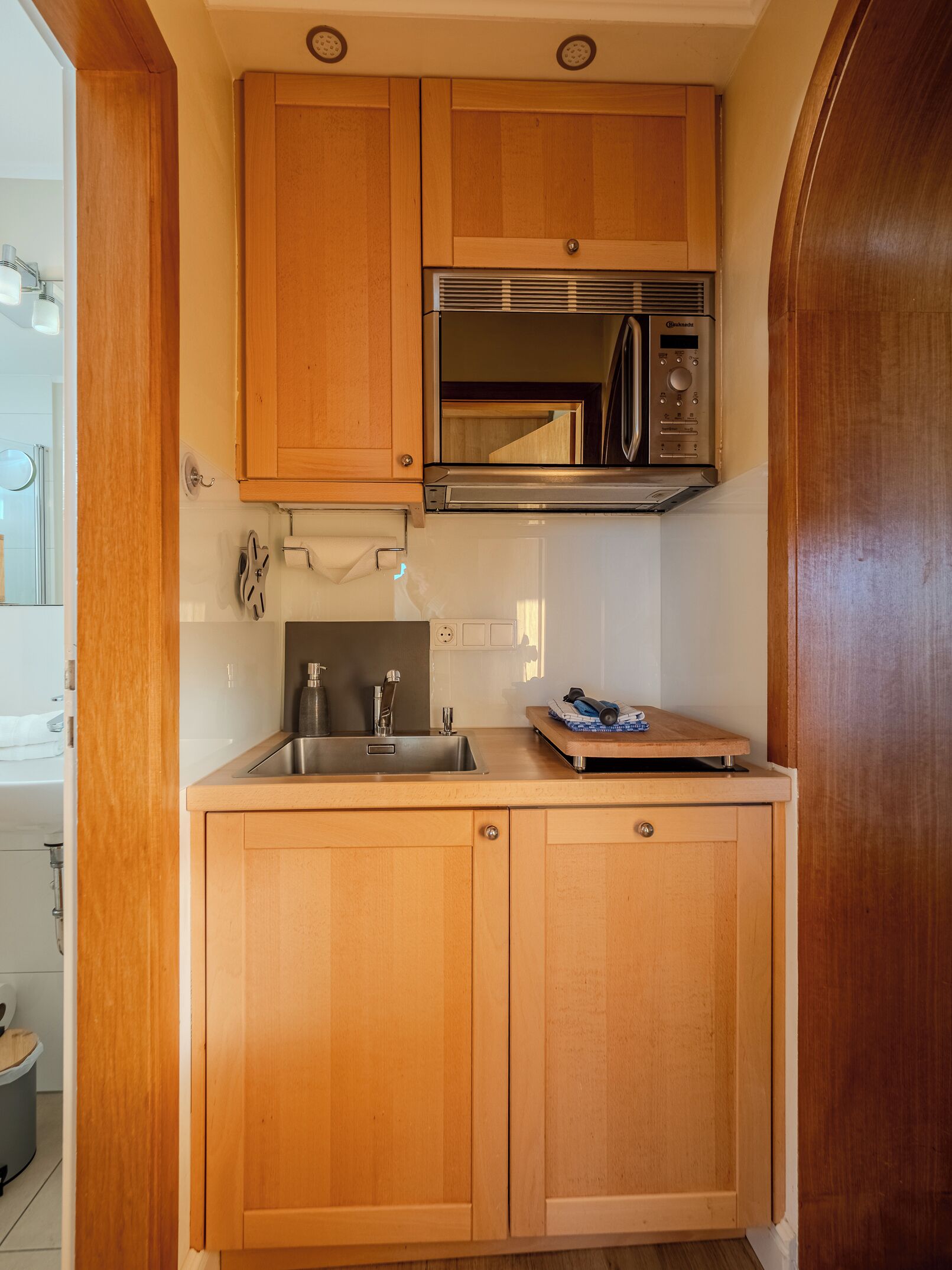 Kühlschrank, Mikrowelle, Herdplatte, Geschirrspüler