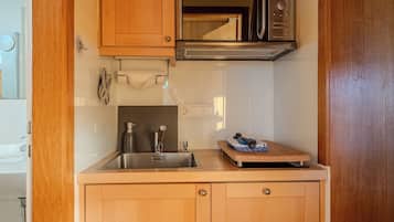 Kühlschrank, Mikrowelle, Herdplatte, Geschirrspüler