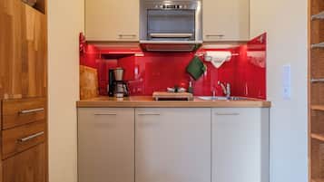 Fridge, microwave, dishwasher, coffee/tea maker